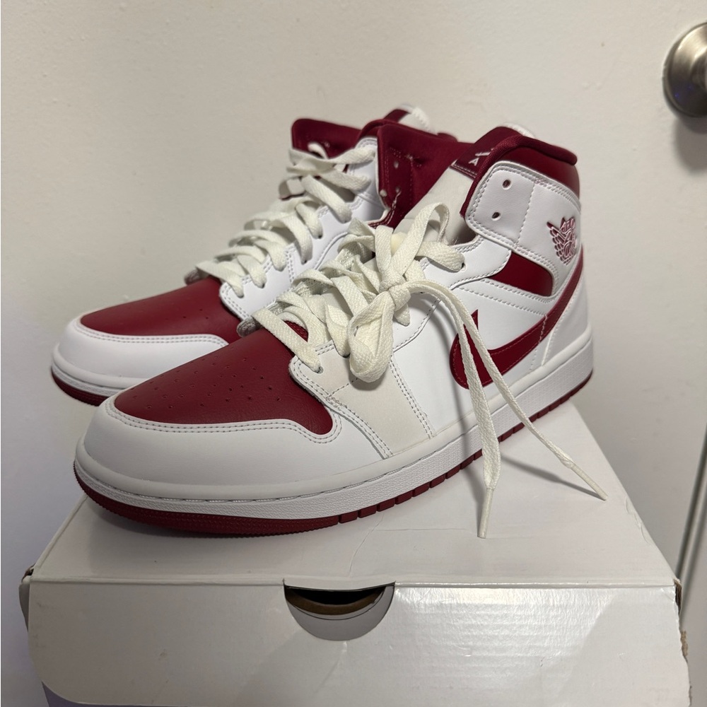 Jordan 1 Mid Reverse Chicago// Size: US Men’s 10.5 / Women’s 12 //NEW withOG Box